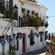 Una hilera de casas y balcones decorados con macetas